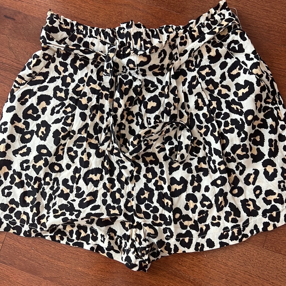 Leopard print light floaty shorts uk8 US4